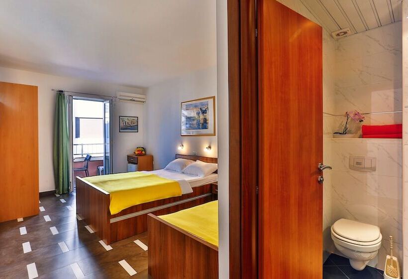 اتاق استاندارد سه نفره, Apartmani Luka   Vila Brzulovic