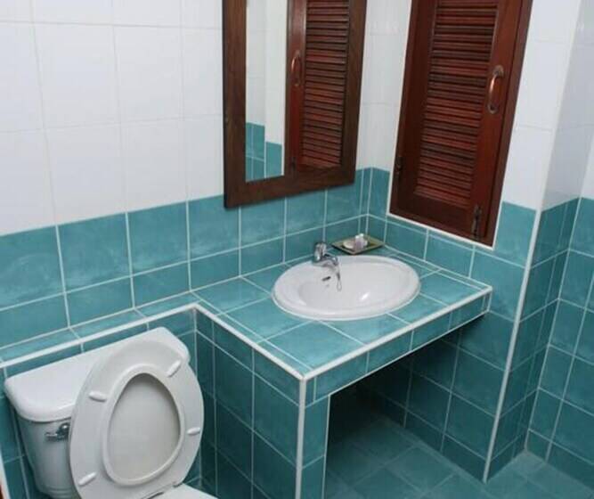 Quarto Estandar, Hathai House