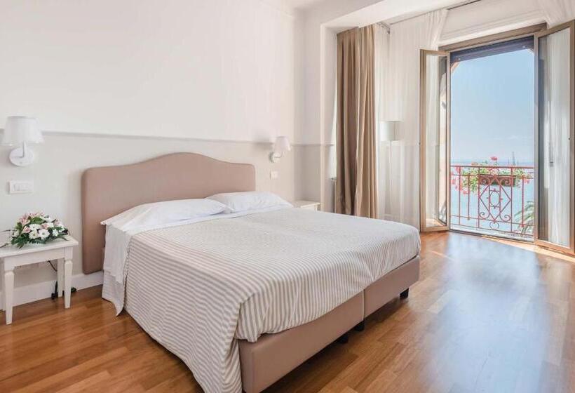 Habitación Triple Estándar Vista Mar, Miramare