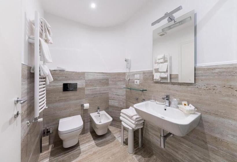 Habitación Cuádruple Estándar Vista Mar Lateral, Miramare