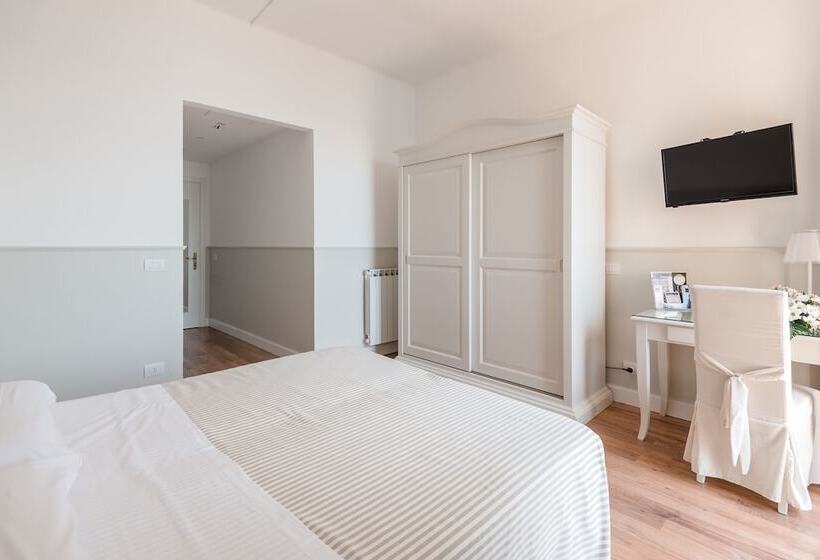 Triple Room Sea View, Miramare