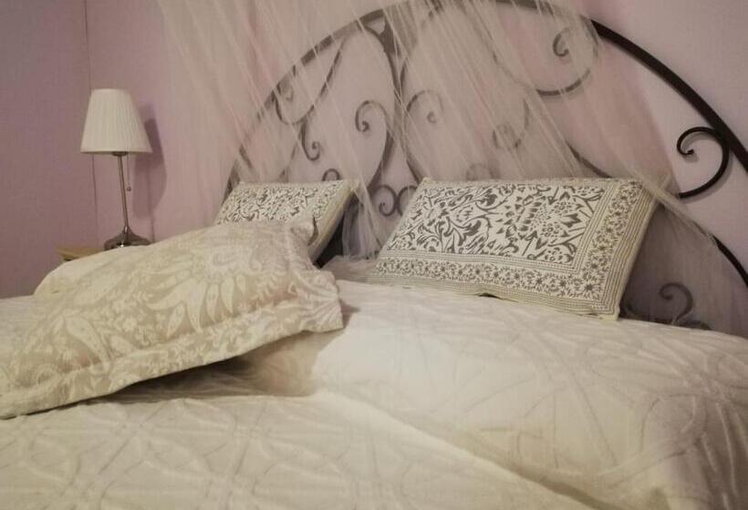 اتاق استاندارد سه نفره, La Rosa Townhouse