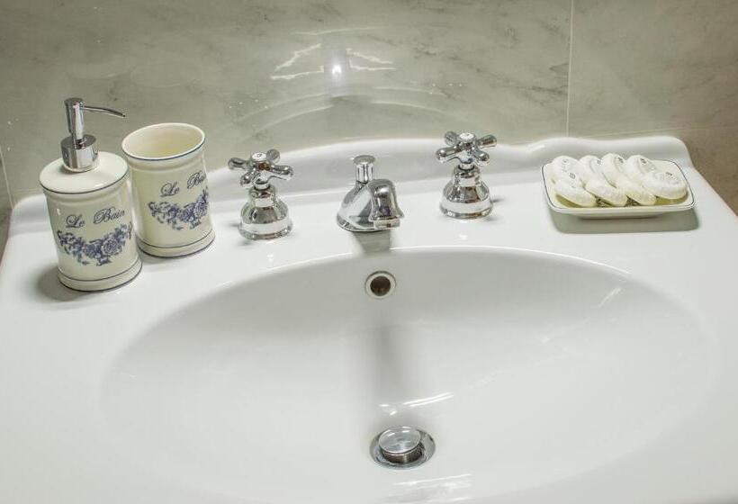 اتاق استاندارد سه نفره, La Rosa Townhouse