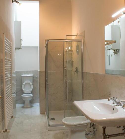 اتاق استاندارد سه نفره, La Rosa Townhouse
