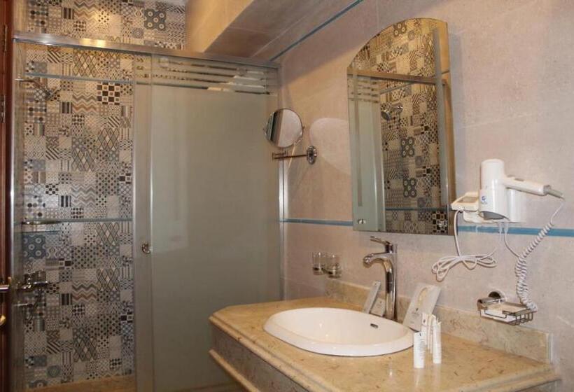 اتاق استاندارد سه نفره با چشم‌انداز کنار دریا, Royal Jewel Al Raml