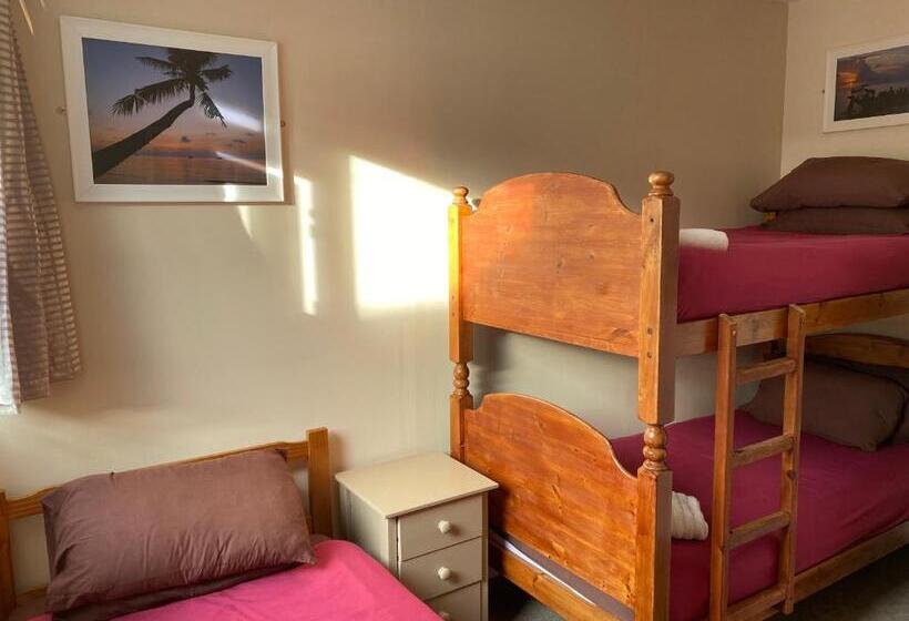 חדר סטנדרט לשלושה עם חדר אמבטיה משוף, Smarties Surf Lodge