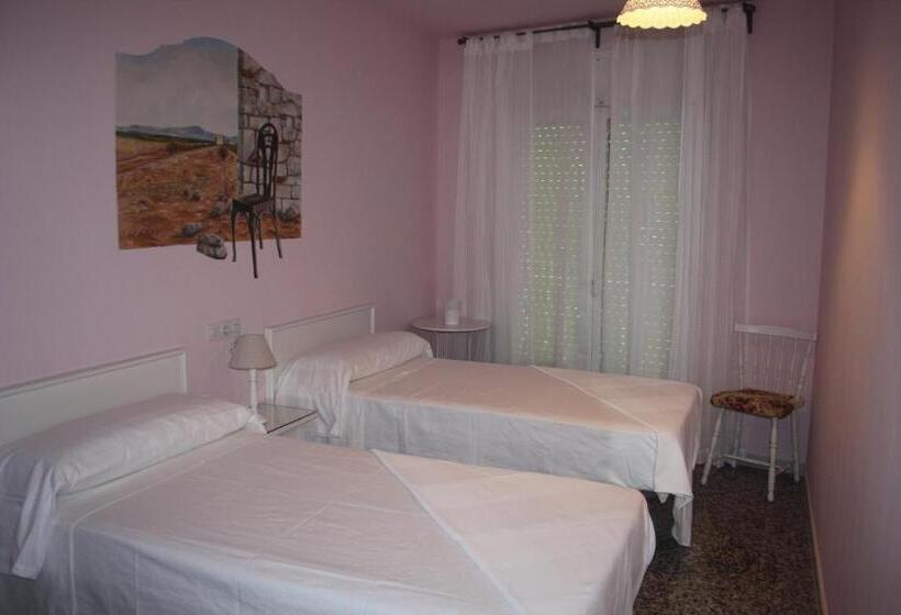 חדר קומפורט לשלושה, Hostal Isabel Ii