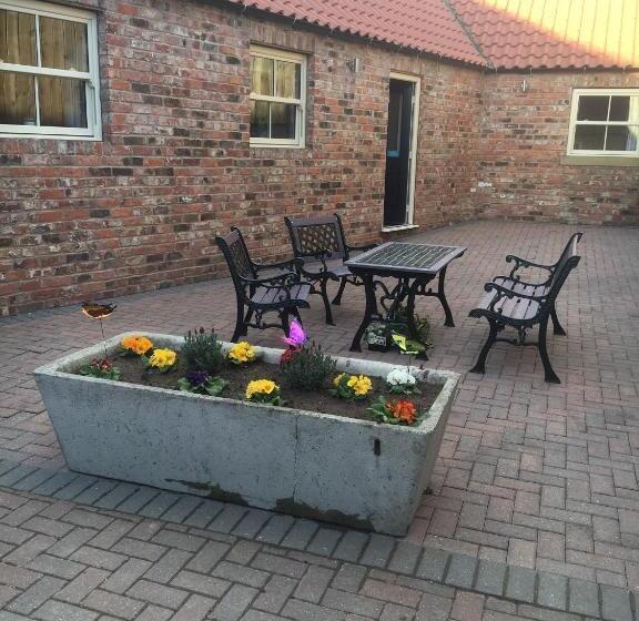 キャビン, Newsham Grange Farm