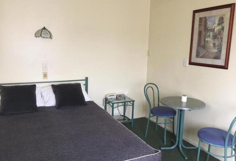 Номер Стандарт, Bentons Motel
