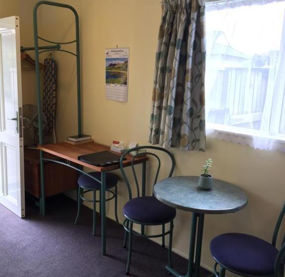 Номер Стандарт, Bentons Motel
