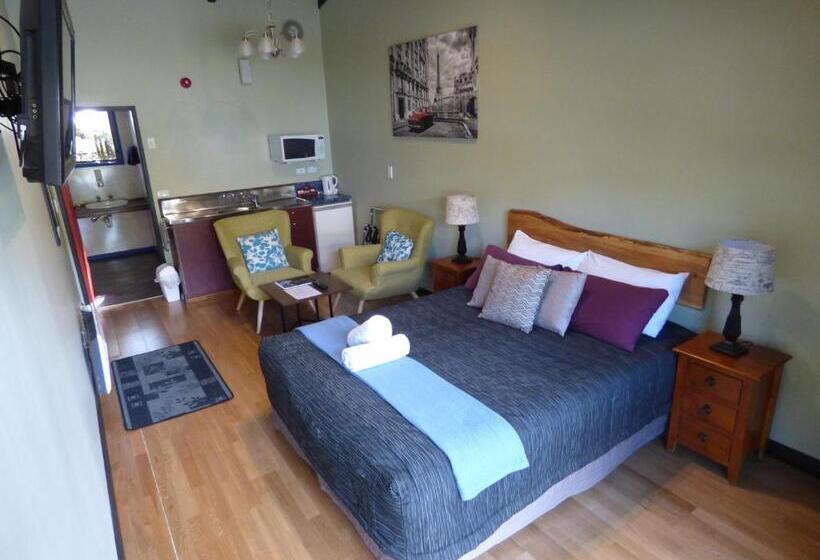 Студия Стандарт, Chateau Backpackers & Motels