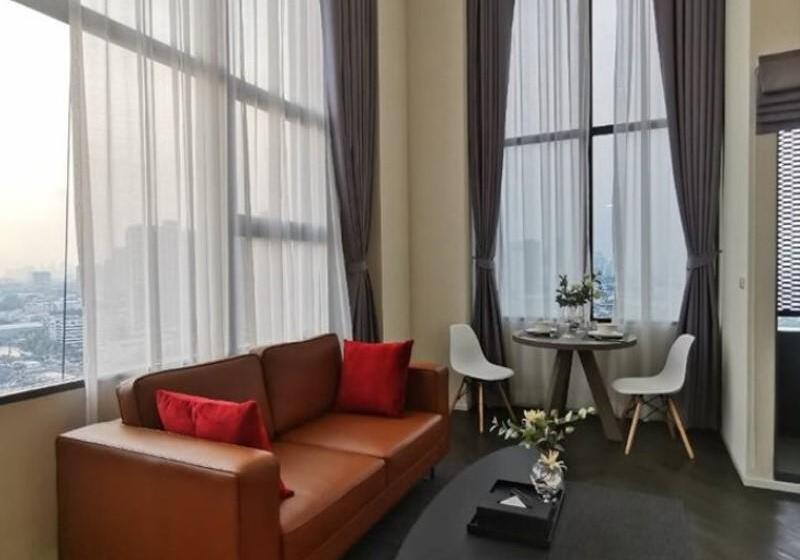 패밀리 룸, Titania Motel