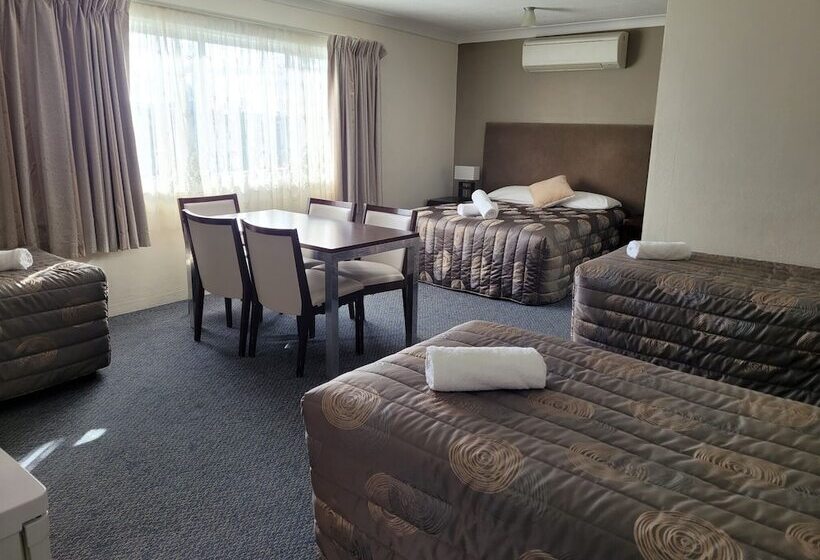 패밀리 룸, Titania Motel
