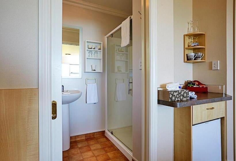 Standard Szoba King Size Bed, Bendamere House Bed & Breakfast