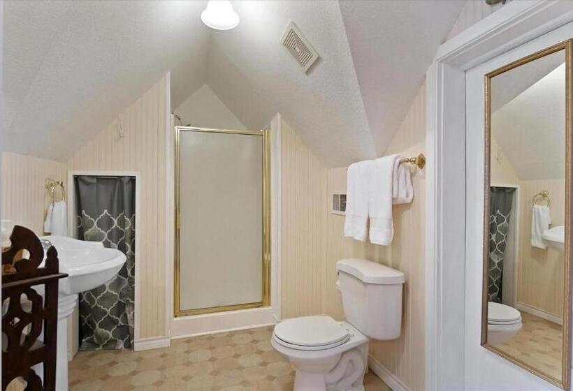 Люкс Повышенной Комфортности, Four Winds Victorian Venue & Suites