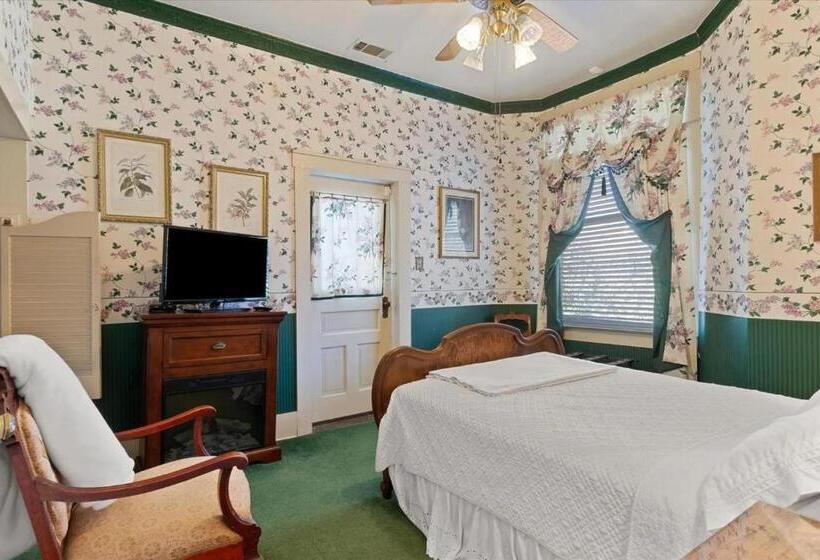 Люкс с Балконом, Four Winds Victorian Venue & Suites