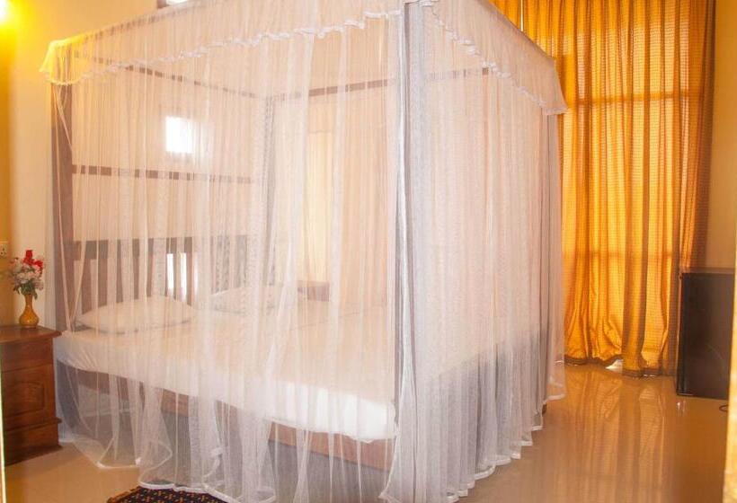 Номер Deluxe с Балконом, Marine Tourist Guest House At Negombo Beach