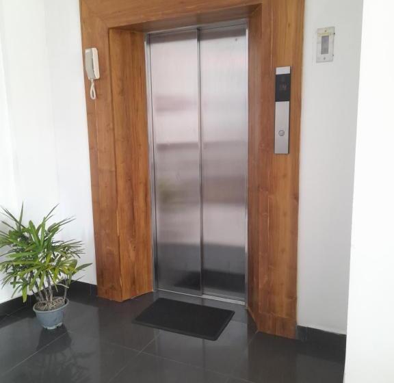 Трехместный Номер Стандарт с Балконом, Marine Tourist Guest House At Negombo Beach
