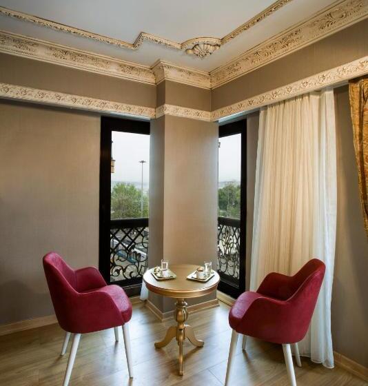 اتاق لوکس با چشم‌انداز دریا, Empire Suite