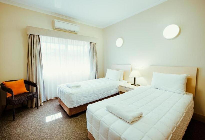 Семейный Номер, Club Motor Inn