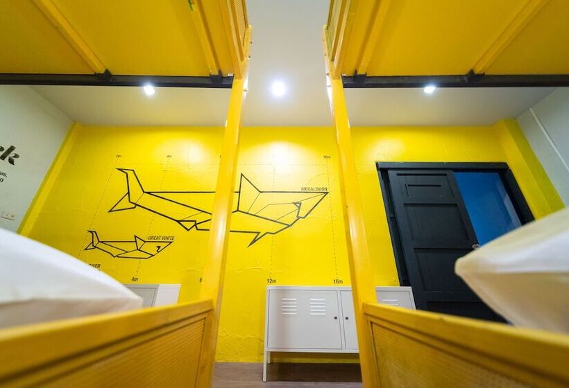 Кровать в Общей Комнате, Monkey Dive Hostel Khaolak