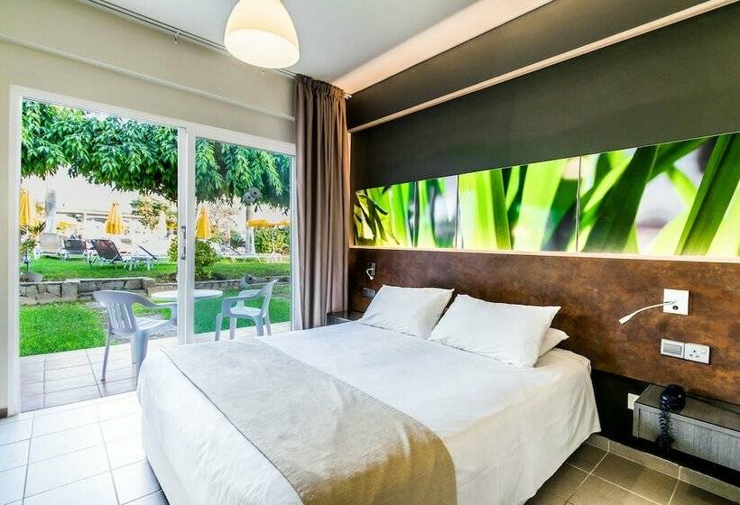 Семейный Номер Вид на Бассейн, Mayfair Gardens