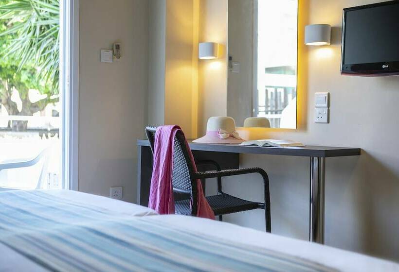 Номер Стандарт Вид на Бассейн, Mayfair Gardens