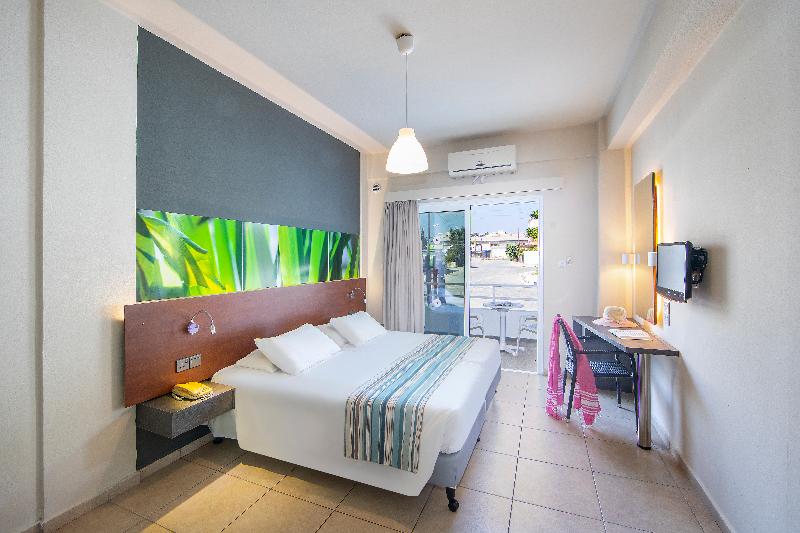 Номер Стандарт Вид на Бассейн, Mayfair Gardens