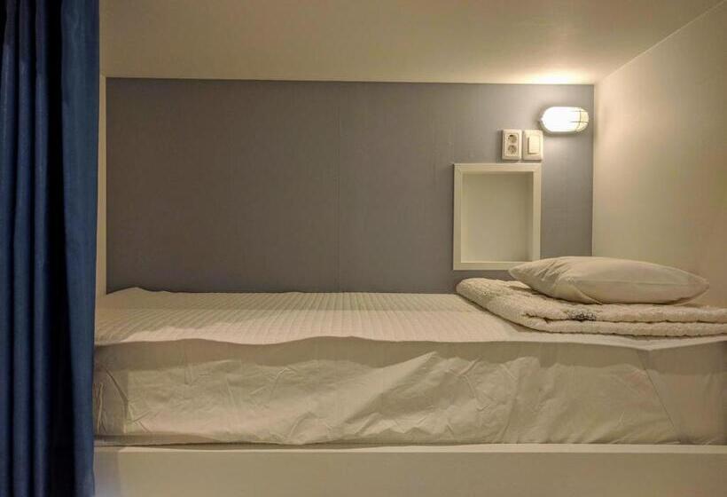 Кровать в Общей Комнате, Backpackers In Yeosu