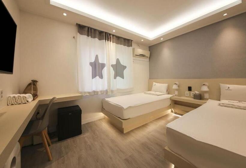 Номер Стандарт, Backpackers In Yeosu