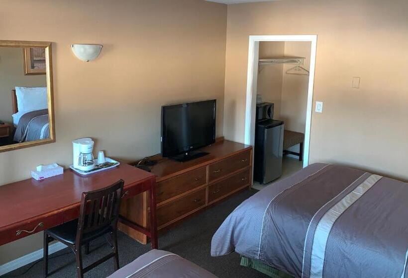 带2个双人床的标准工作室, Village Inn & Suites   Sudbury