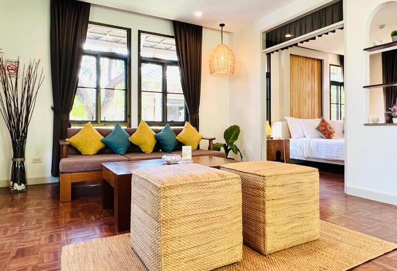 سوییت با چشم‌انداز استخر, Sirarun Resort