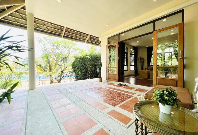 سوییت با چشم‌انداز استخر, Sirarun Resort