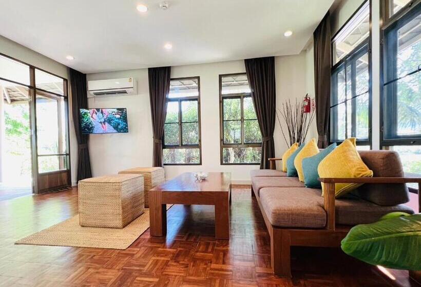 سوییت با چشم‌انداز استخر, Sirarun Resort