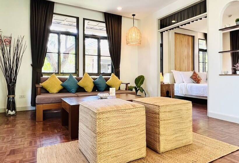 سوییت با چشم‌انداز استخر, Sirarun Resort