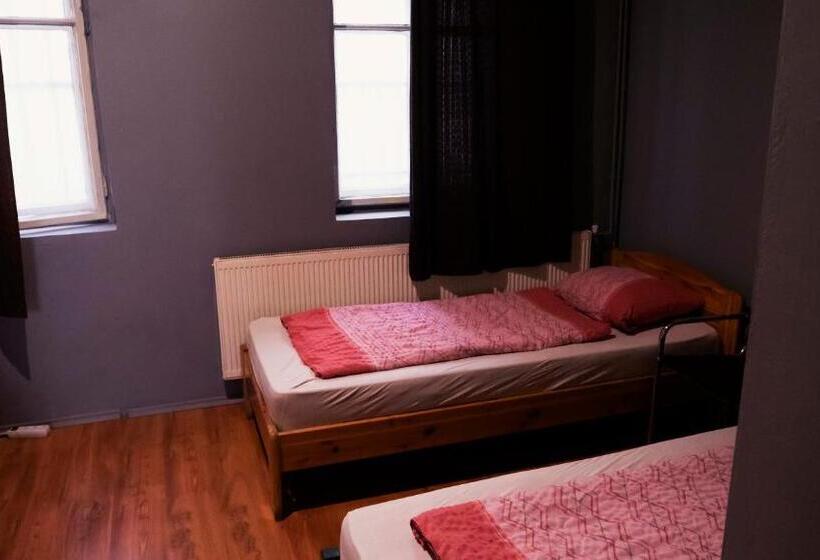 バスルーム共有のトリプルスタンダード, Deep Guest House