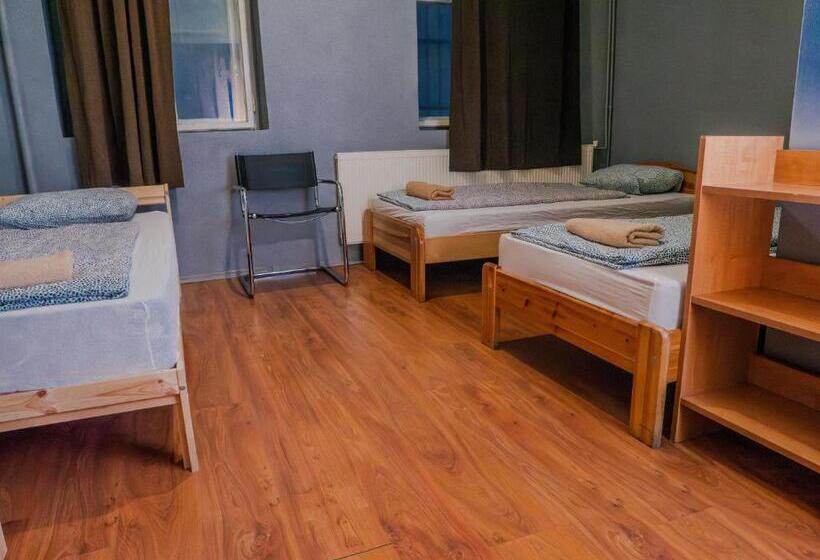 バスルーム共有のトリプルスタンダード, Deep Guest House
