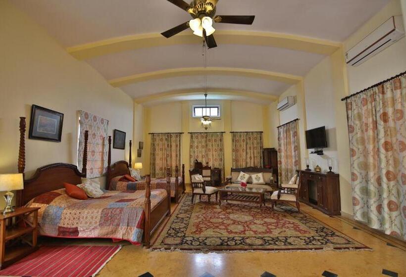 套房带泳池景, Roop Niwas Kothi, Near Mandawa