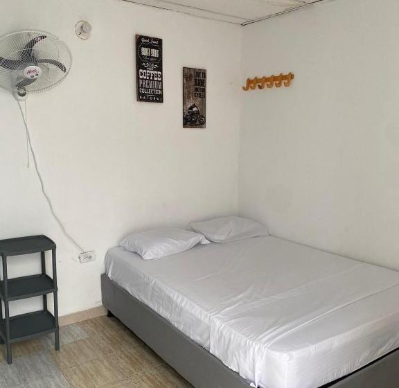 اتاق استاندارد با سرویس بهداشتی مشترک, Aurelia Compartida Hospedaje