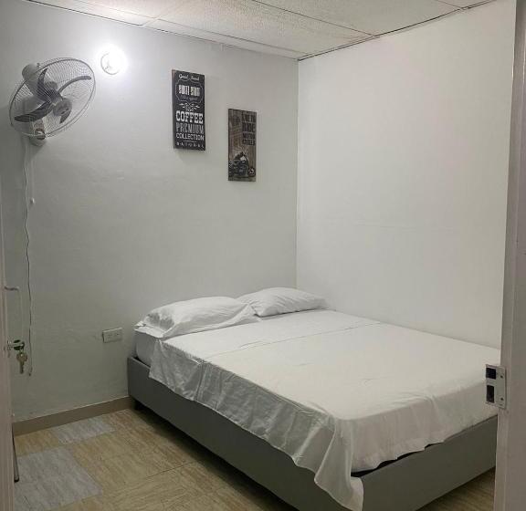 اتاق استاندارد چهار تخته, Aurelia Compartida Hospedaje