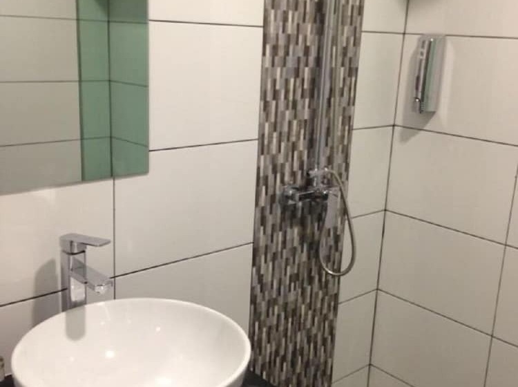 Quarto Estandar, Nagoya Inn