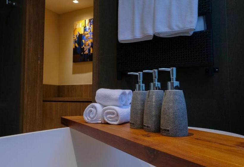 اتاق پرمیوم با چشم‌انداز دریا, Prana Resort Nandana