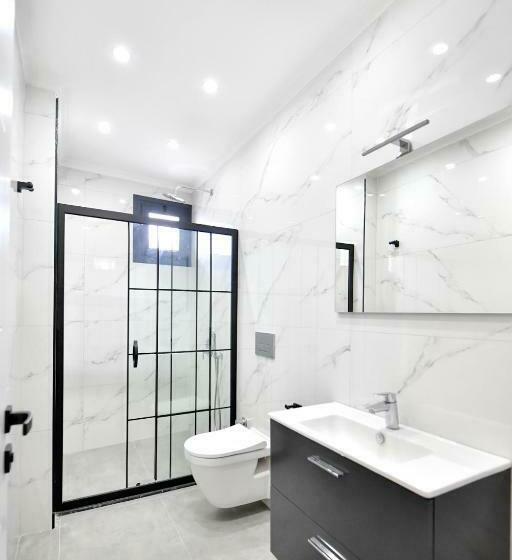 استودیو استاندارد با بالکن, Red Moon Suites