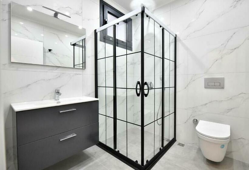 استودیو استاندارد با بالکن, Red Moon Suites