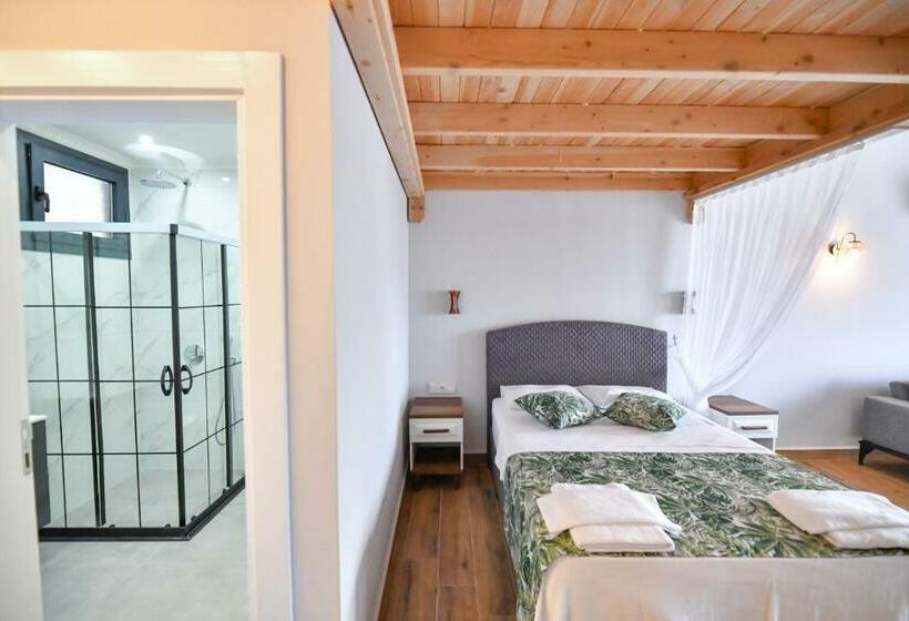 استودیو استاندارد با بالکن, Red Moon Suites