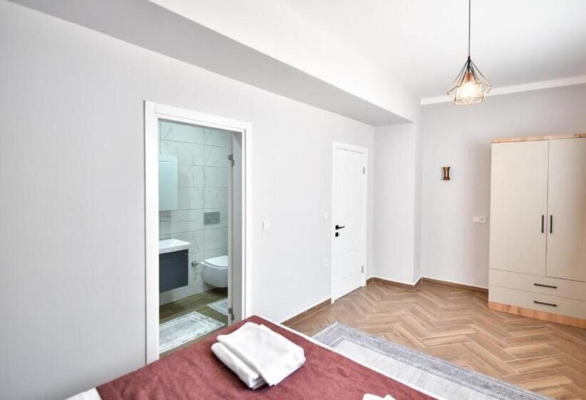 آپارتمان 2 خوابه, Red Moon Suites