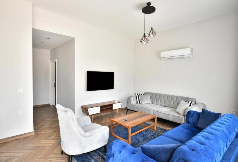 آپارتمان 2 خوابه, Red Moon Suites