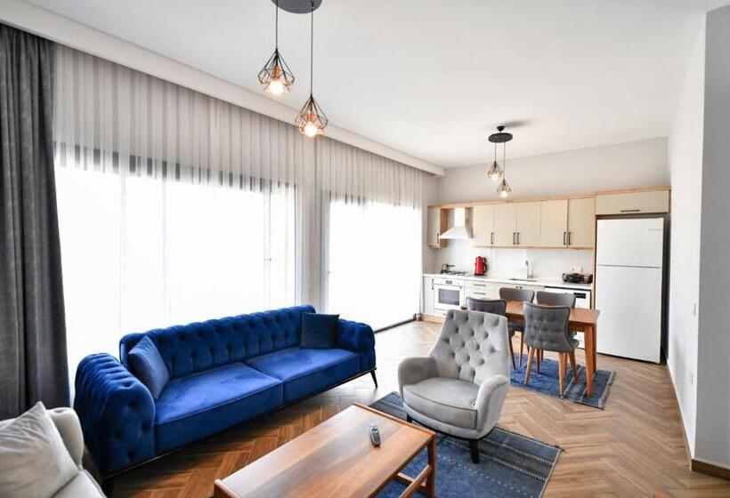 آپارتمان 2 خوابه, Red Moon Suites