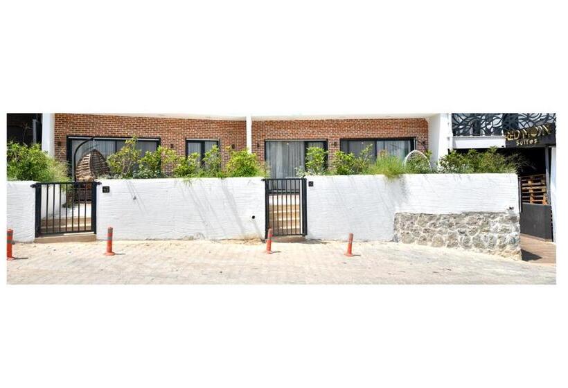 آپارتمان 2 خوابه, Red Moon Suites