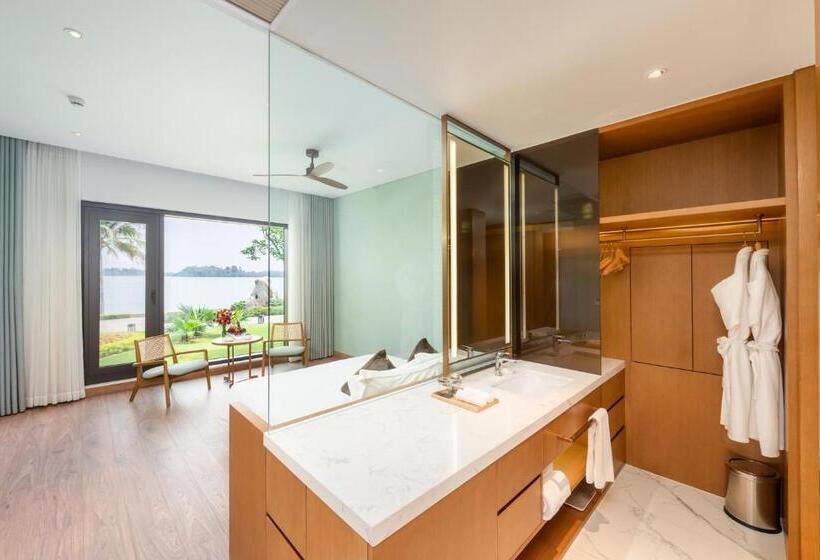 اتاق استاندارد با چشم‌انداز دریاچه, The Five Villas & Resort Ninh Binh